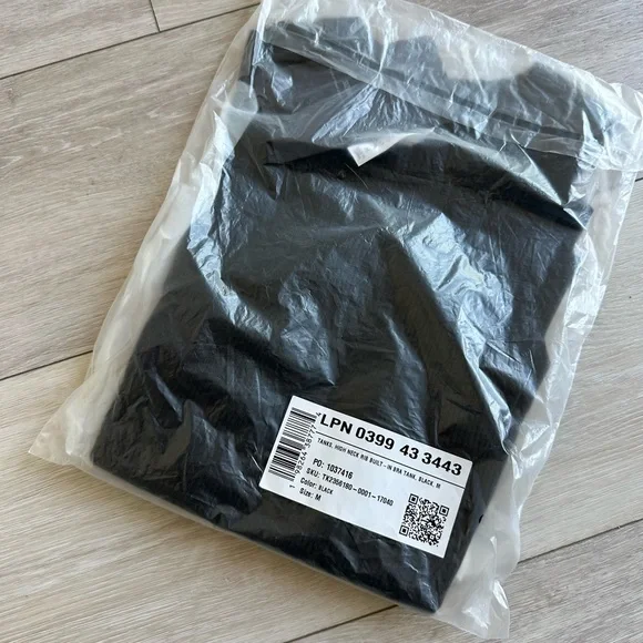 Fabletics HIGH NECK RIB
BUILT IN BRA TANK TOP WOMENS SIZE MEDIUM - Picture 5 of 5